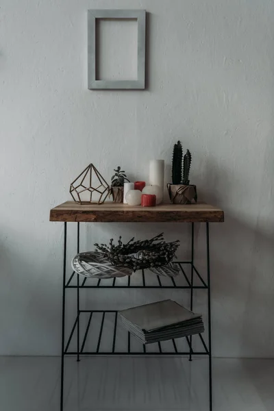 Kleiner Tisch mit Dekorationen — Stockfoto