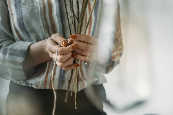 Mains avec des fleurs sèches — Photo de stock