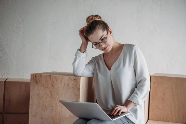 Empresária com laptop no escritório — Fotografia de Stock