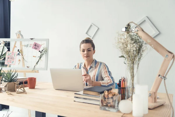 Бізнес-леді з ноутбуком в офісі — стокове фото