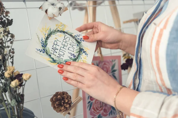 Manos con tarjeta de felicitación - foto de stock