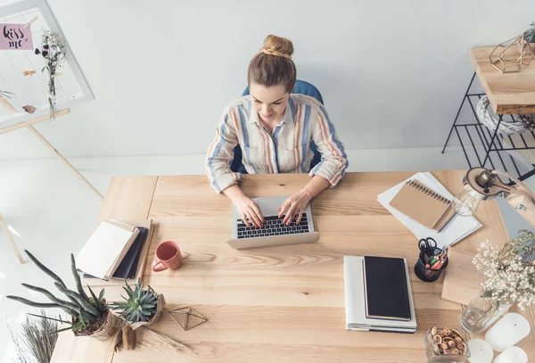 Donna d'affari con computer portatile in ufficio — Foto stock