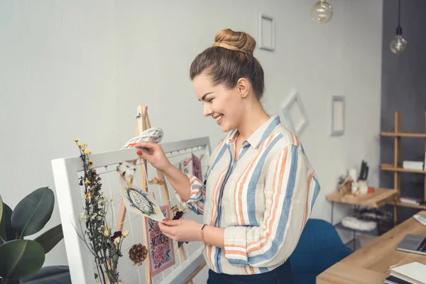 Florista femenina en el lugar de trabajo - foto de stock