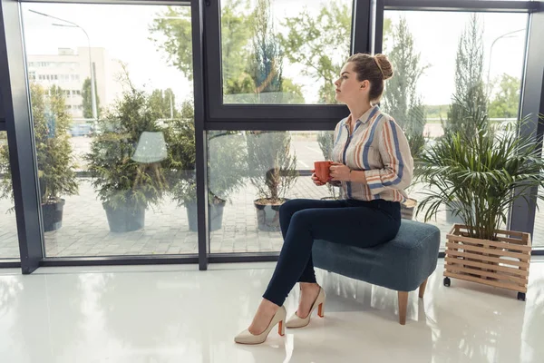 Бізнес-леді на перерві на каву — стокове фото