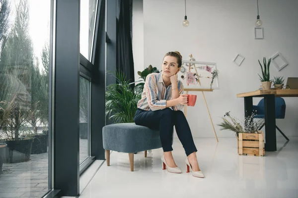 Femme d'affaires en pause café — Photo de stock