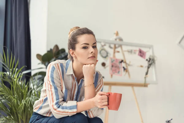 Businesswoman on coffee break — Stock Photo