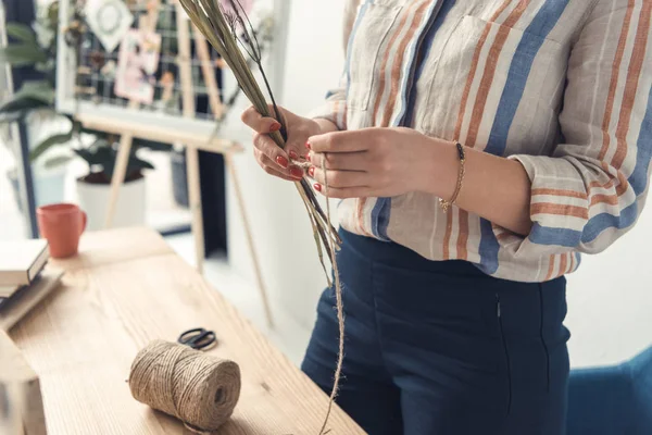 Hände mit trockenen Blumen — Stockfoto