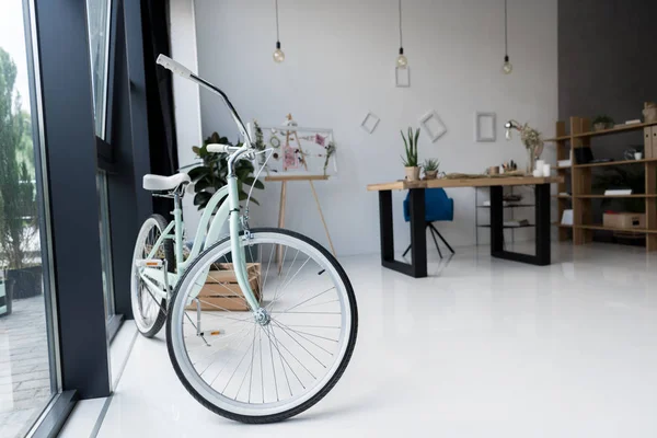 Велосипед в креативном офисе — стоковое фото