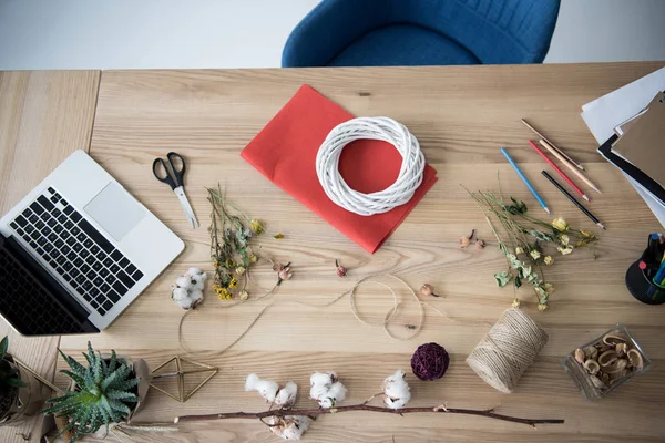 Floristería lugar de trabajo con portátil - foto de stock