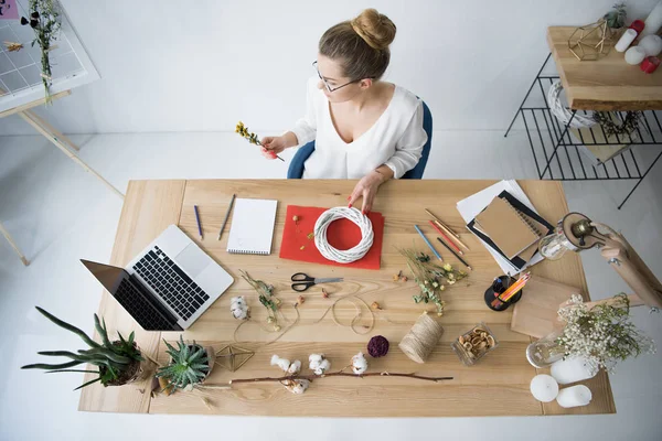 Fleuriste féminine sur le lieu de travail — Photo de stock