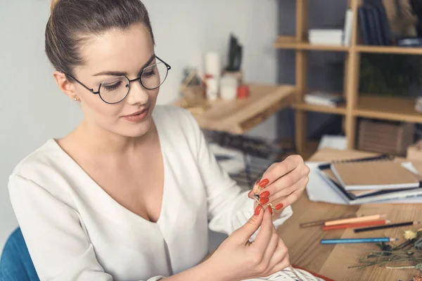 Fiorista con fiore sul posto di lavoro — Foto stock