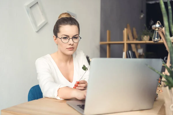Florista com laptop no local de trabalho — Fotografia de Stock