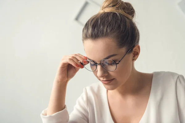 Femme d'affaires fatiguée au bureau — Photo de stock