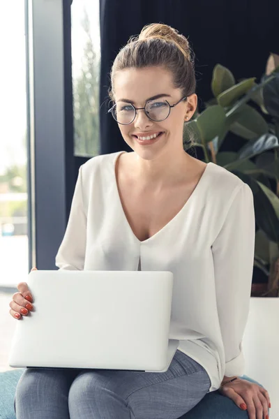 Femme d'affaires avec ordinateur portable au bureau — Photo de stock