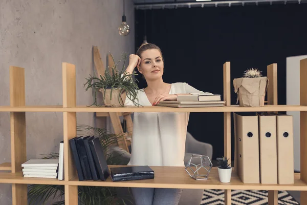 Belle femme d'affaires au bureau — Photo de stock