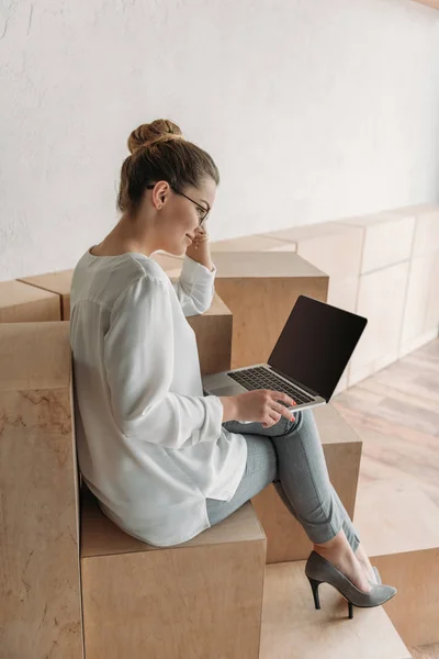 Hermosa mujer de negocios con ordenador portátil - foto de stock