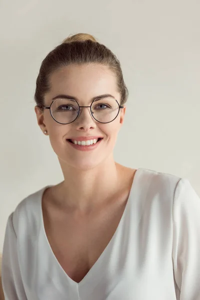 Mujer de negocios con estilo en gafas graduadas - foto de stock
