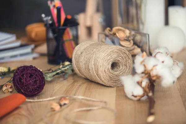 Lieu de travail fleuriste avec ficelle — Photo de stock