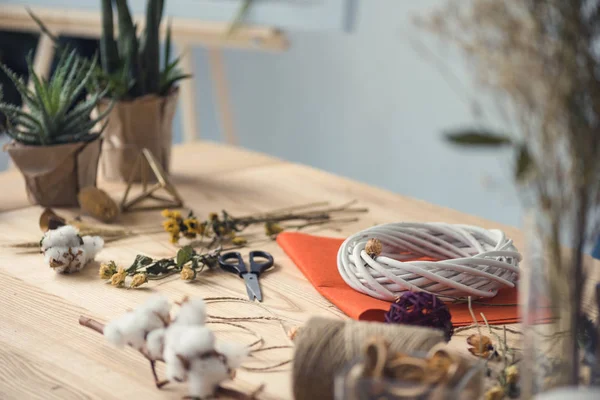 Lieu de travail fleuriste avec couronne — Photo de stock