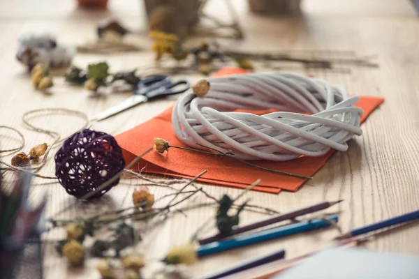 Florist workplace with wreath — Stock Photo