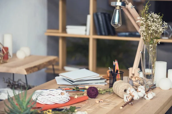 Fleuriste lieu de travail avec des fleurs — Photo de stock