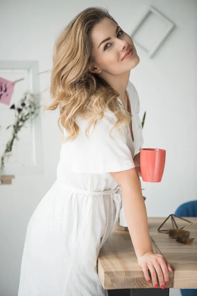Femme avec tasse de café — Photo de stock