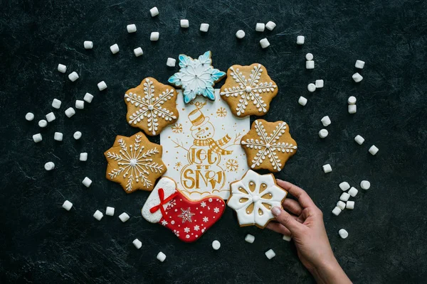 Bolos de gengibre com cartão de felicitações de Natal — Fotografia de Stock