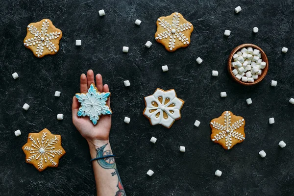 Hand with homemade christmas gingerbreads — Stock Photo