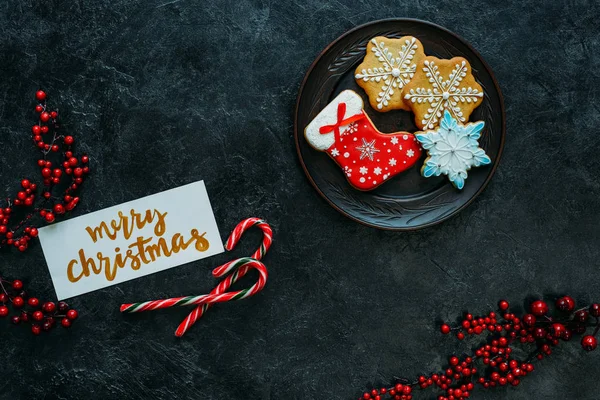 Christmas gingerbreads and greeting card — Stock Photo