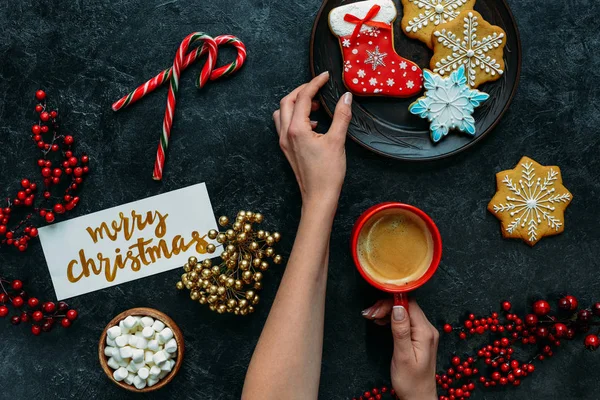 Manos con pan de jengibre y café - foto de stock