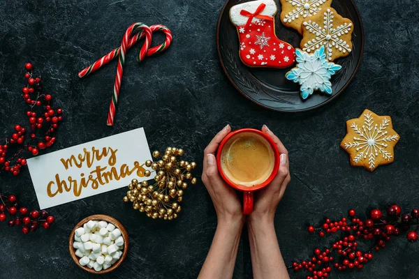Panes de jengibre de Navidad y café - foto de stock