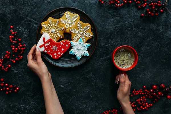 Manos con pan de jengibre y café - foto de stock