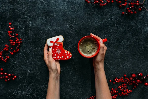 Christmas gingerbread and coffee in hands — Stock Photo