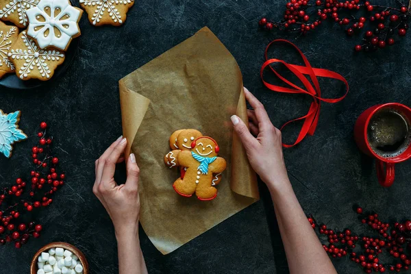 Pain d'épice hommes sur papier cuisson — Photo de stock