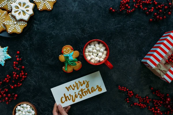 Gingerbread man and marshmallows in cup — Stock Photo