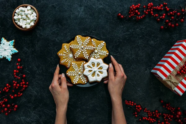 Biscoitos de Natal nas mãos — Fotografia de Stock