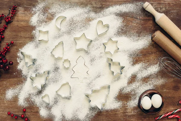 Formes et ingrédients pour biscuits de Noël — Photo de stock