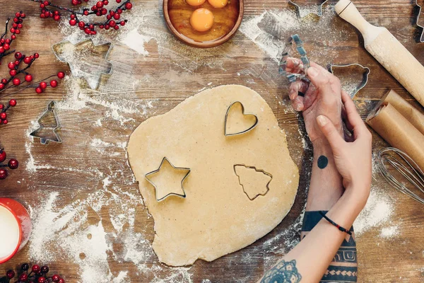 Пара готує імбирне печиво — стокове фото
