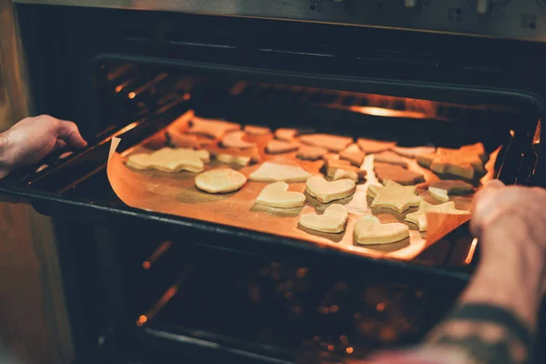Persona hornear galletas de Navidad - foto de stock
