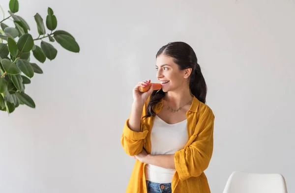 Frau mit frischer Karotte — Stockfoto