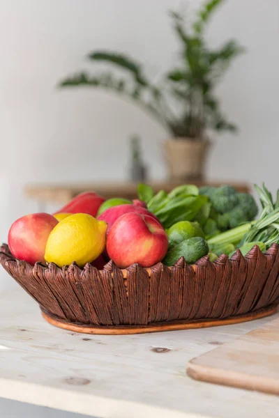 Frutas y hortalizas en cesta - foto de stock