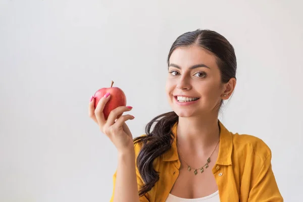 Femme à la pomme fraîche — Photo de stock