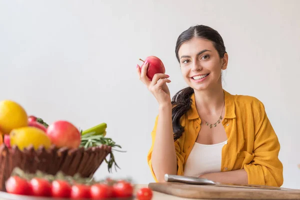 Женщина со свежим яблоком — стоковое фото