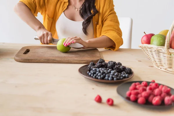 Frau schneidet Apfel — Stockfoto