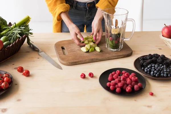 Жінка готує детоксикаційний напій — Stock Photo