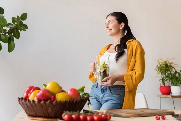 Frau mit Glas mit frischen Lebensmitteln — Stockfoto