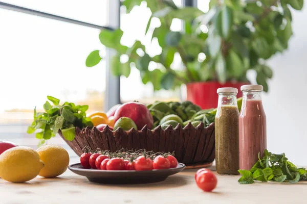 Detox drinks and healthy food — Stock Photo