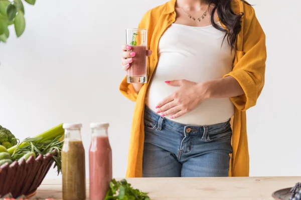 Беременная женщина с детоксикационным напитком — стоковое фото