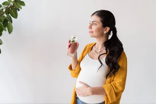 Mujer embarazada con vaso de bebida desintoxicante - foto de stock