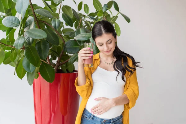 Pregnant woman with glass of detox drink — Stock Photo